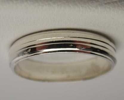 Srebrna prążkowana obrączka R.19. szerokość 4,5 mm.