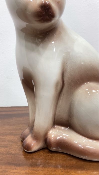Gato em porcelana.