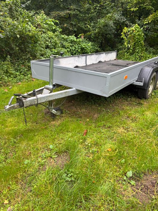 Przyczepa towarowa niemiecka dwuosiowa z hamulcem najazdowym