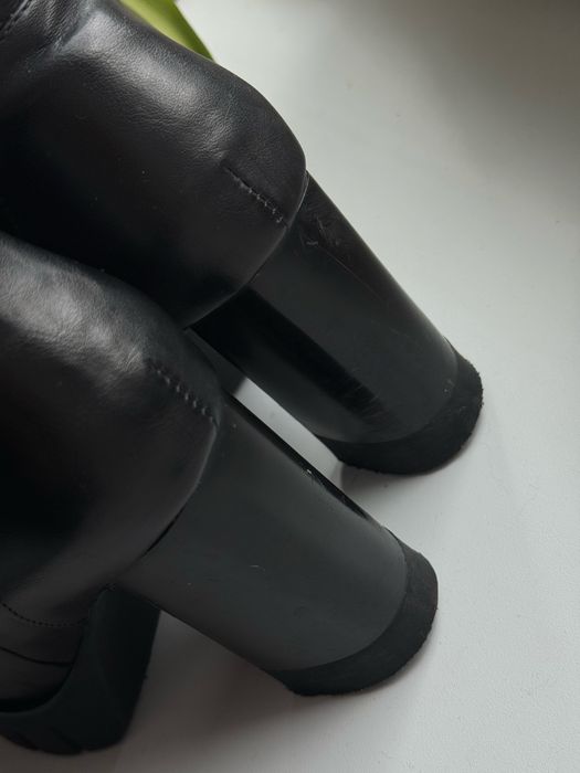 Стильні чорні ботильйони на стійкому підборі