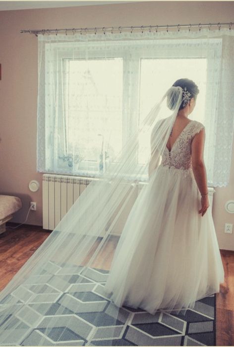 Suknia ślubna ozdobna z welonem