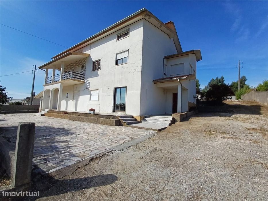 Moradia Independente T6 com Piscina e Amplo Terreno  Venda de Galizes