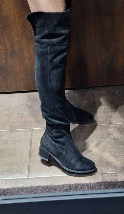 Długie zamszowe kozaki na delikatnym obcasie