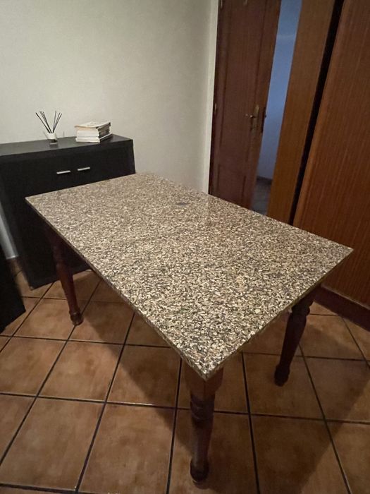 Mesa de cozinha com tampo em granito