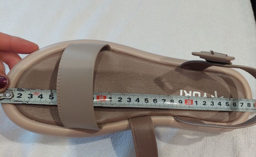 Босоніжкі беж .шкіра .41 нові