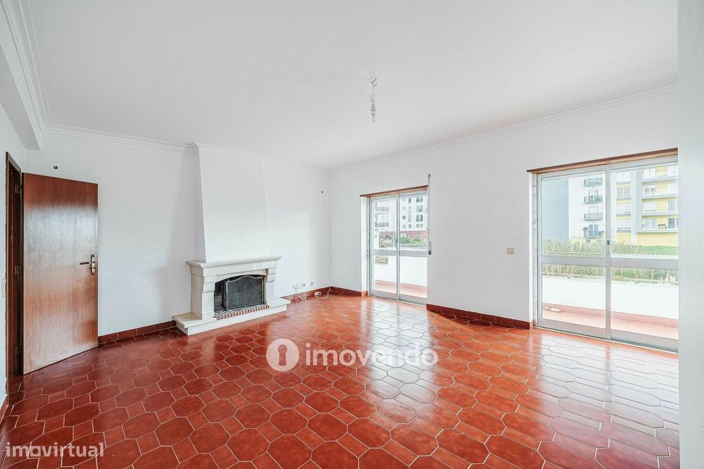 Apartamento T3 pronto a habitar, com áreas amplas, no centro de Mafra