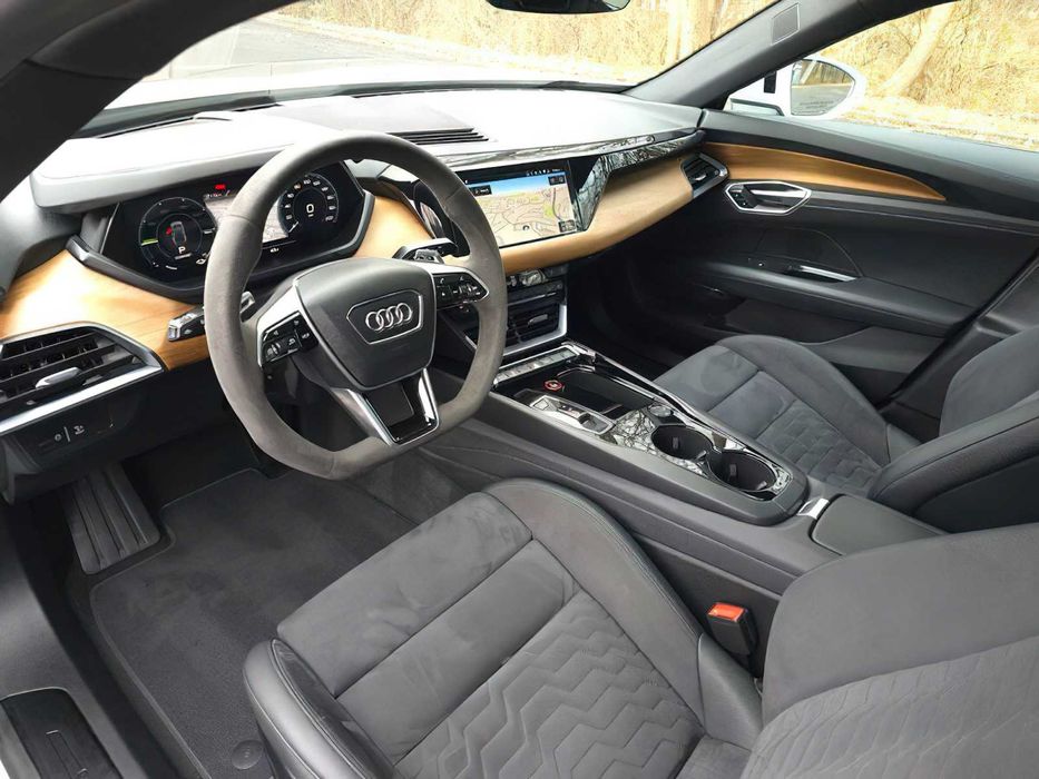 Audi e-tron      2023