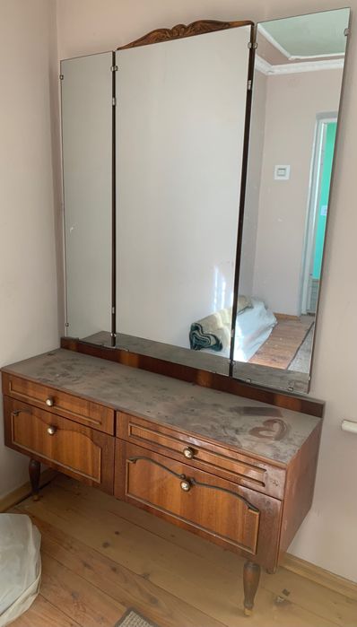 Дивани ліжка матраси трюмо двері