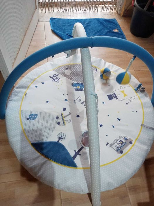 Tapete de atividades para bebés em bom estado