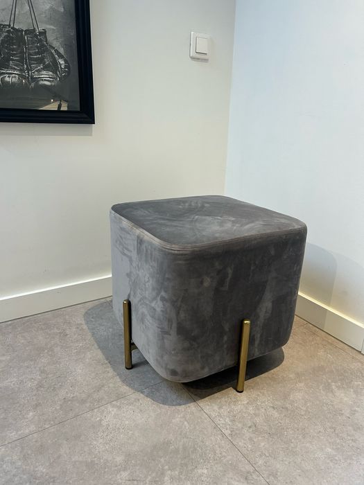 Pufa ( puf ) szara z nóżkami w kolorze złotym 43 cm