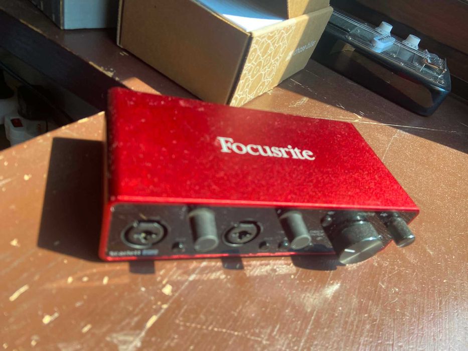 Focusrite 2i2 3rd gen interfejs audio, stan idealny, folia z tyłu