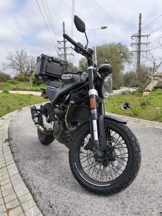 Husqvarna Svartpilen 125 – 2022 – Varios extras incluidos.