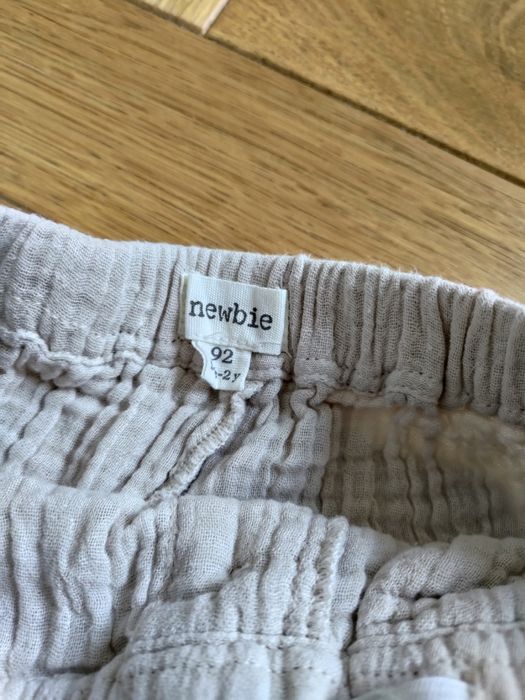 Muslinowe beżowe spodnie Newbie r. 92 nowe bez metki
