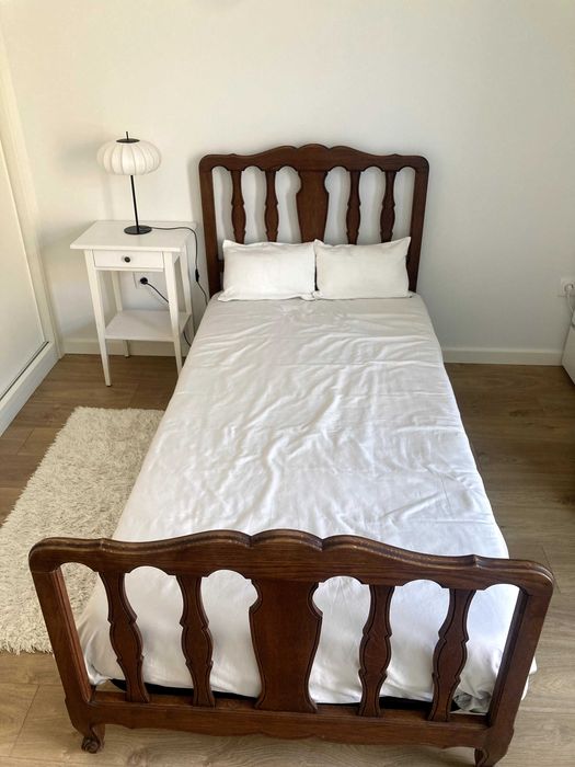 Cama de solteiro de madeira  com estrado e colchão novo