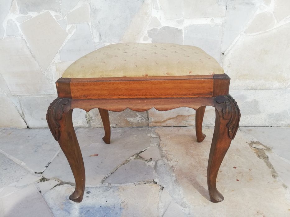 Conjunto vintage de cadeira e banqueta estilo Queen Anne