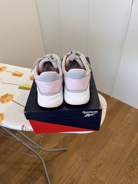 Продам женские кроссовки Reebok