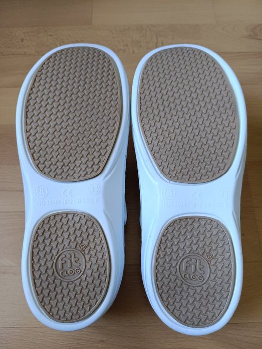 Białe klapki FitClog