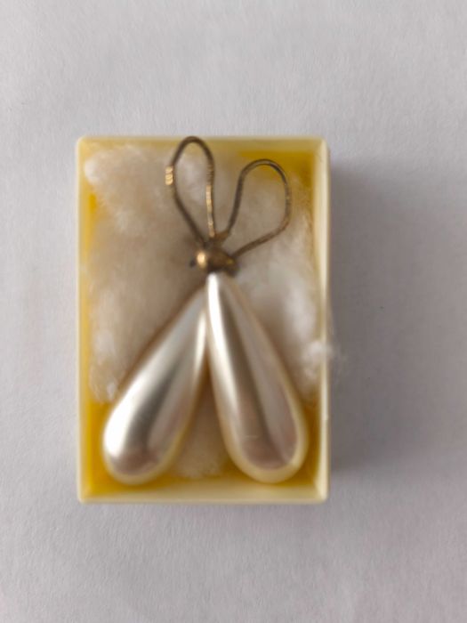 Par de brincos em tom pérola