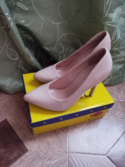 Туфлі на каблуку