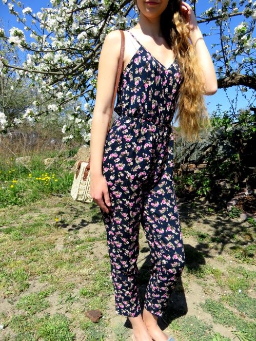 Kombinezon seksowny granatowy kwiaty S piękny letni wygodny niegniotąc