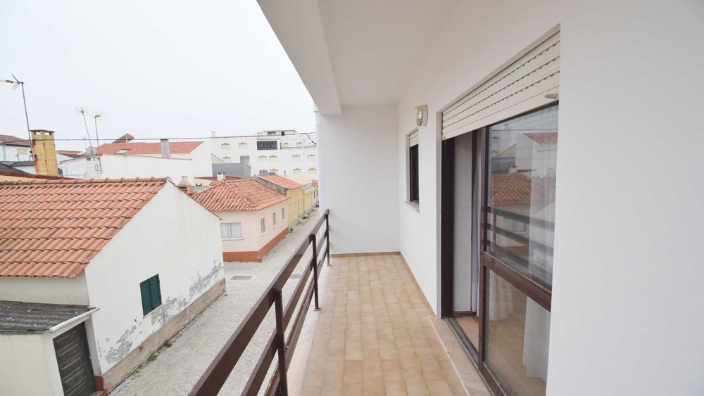 Oportunidade na Praia do Pedrógão: R/C com Lugar de Garagem (1 Carro) – Duas Entradas Autónomas (T2 + T1) – Prédio Pintado em 2026