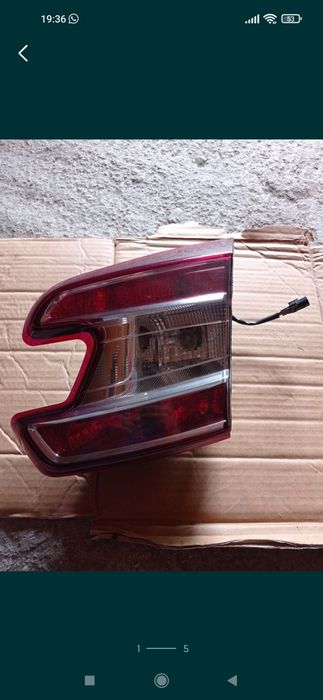 Farolim esquerdo e um farolim direito mala