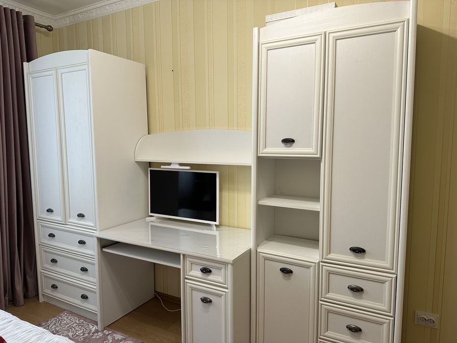 Меблі в дитячу кімнату в білому кольорі, пенал,шафа, стіл,