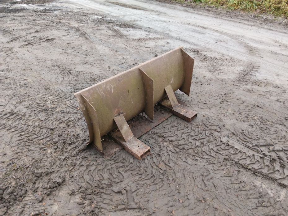 Pług - spych śnieżny na widły ( łyżka na paleciak do remontu )