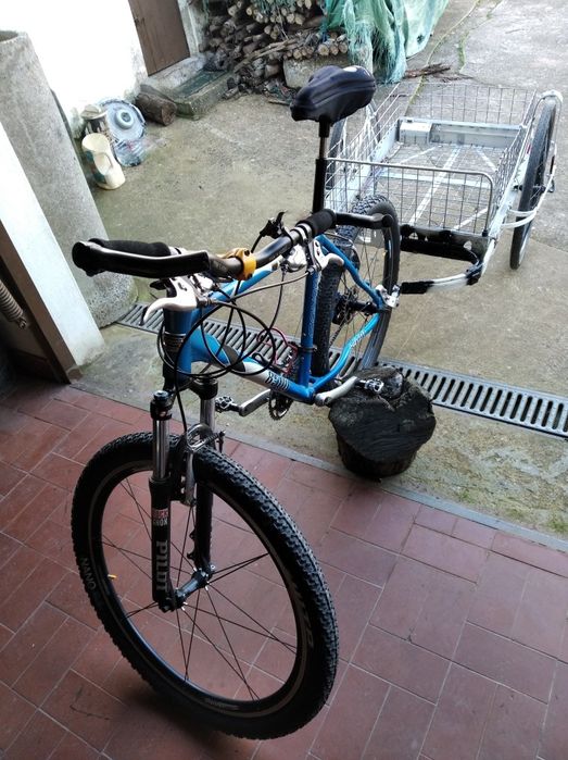 Reboque para bicicleta fixação latera não destabiliza o equilíbrio.