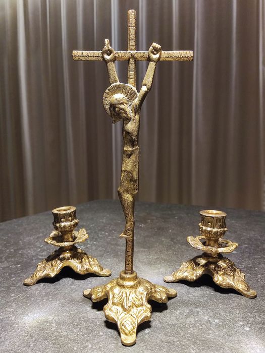 Mosiężny zestaw kolędowy: krzyż i dwa lichtarze - odlew, VINTAGE