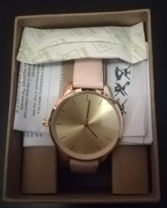 Relógio em rosa e dourado