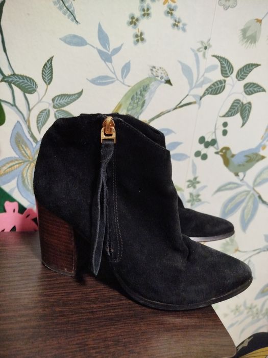 Продам замшеві натуральні ботильони ботинки