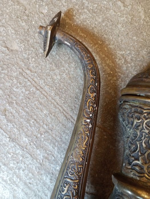 Ciężki dzban z brązu z bogatym ornamentem - 31 cm
