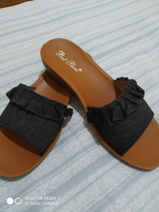 Chinelos em tira de ganga preta