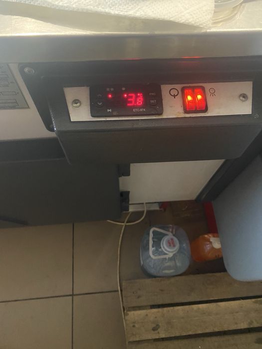 Продам дві холодильні вітрини б/у