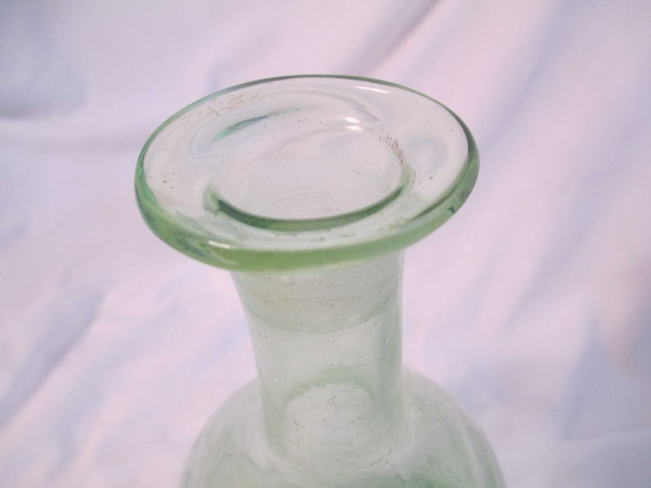 Garrafa de vidro verde antiga