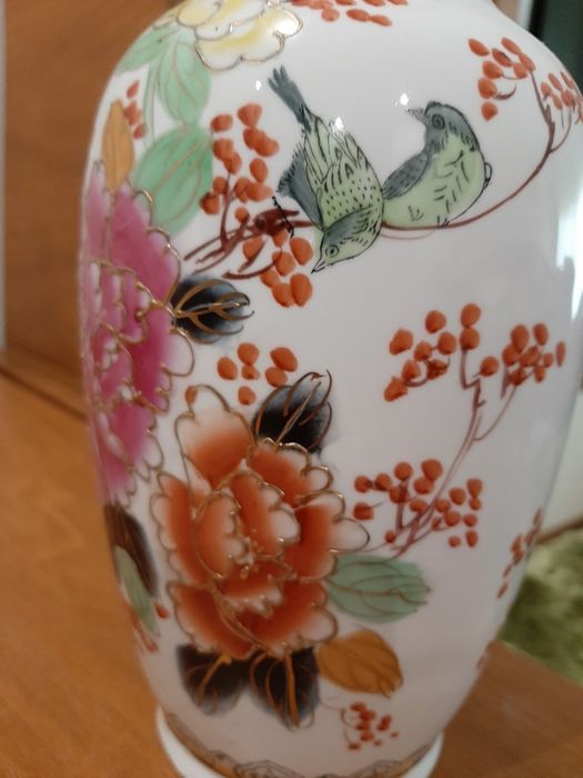 Jarrao em Porcelana com motivos orientais
Pintado com relevo
Medidas aprox: Altura 30.7 cm x largura 14 cm 
Friso com desgaste