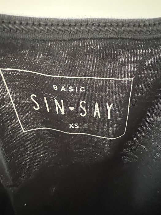 Czarna koszulka na ramiączkach XS 34 Sinsay