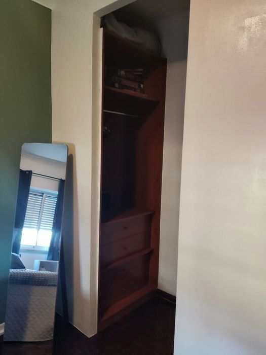 Quarto mobilado em apartamento no centro de Almada– Despesas Incluídas