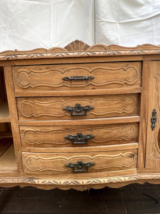 Móvel Aparador de Madeira 2 portas e 4 gavetas