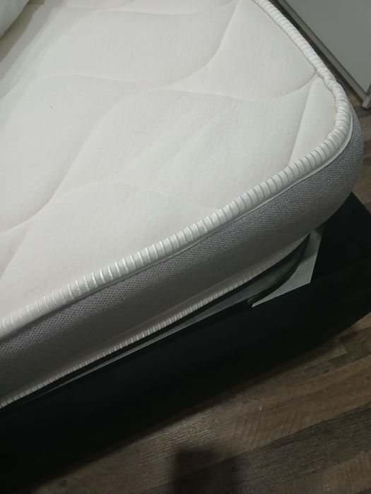 Vendo cama com estrado e colchão, com dois anos.