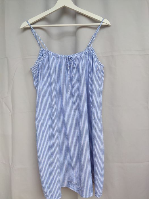 Luźna jasnoniebieska sukienka letnia na ramiączkach w białe prążki