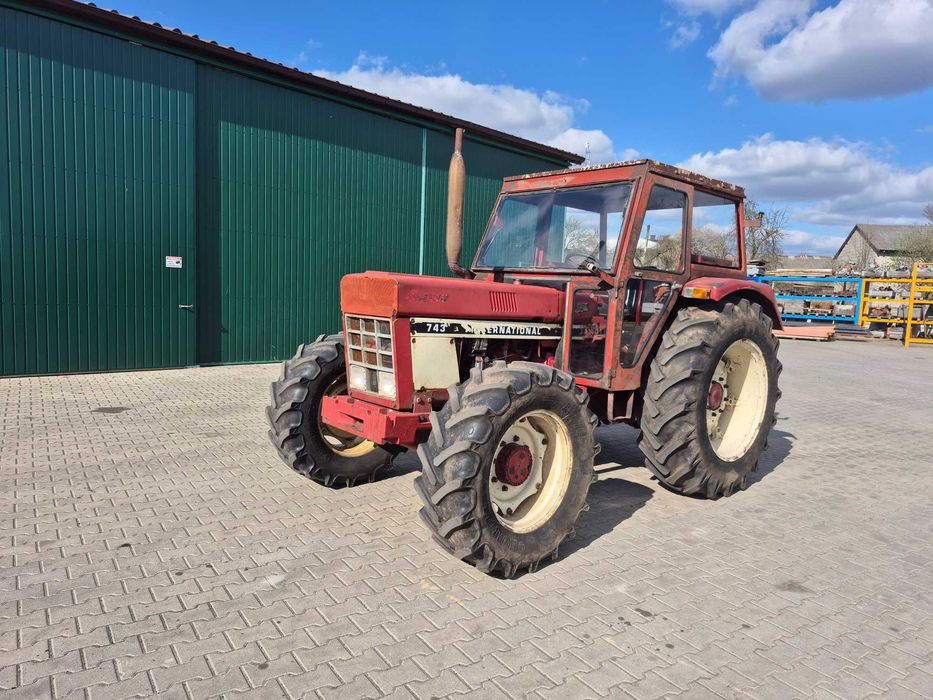 Traktor Case INTERNATIONAL 743 . 4X4