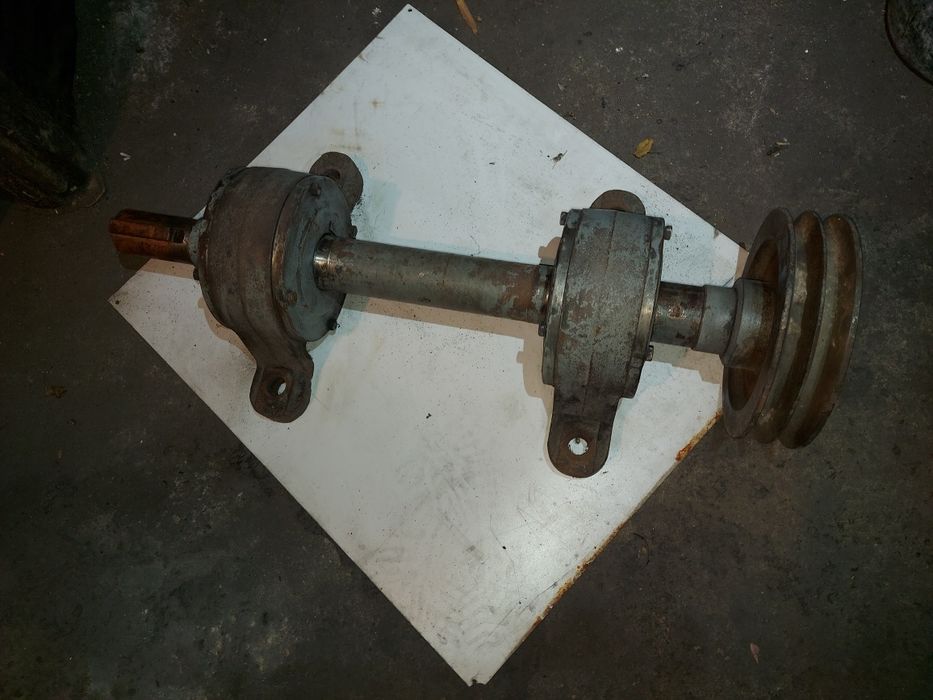 Wał z obsadami łożysk i podwujnym kołem pasowym