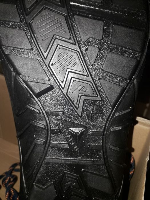 Продаю обувь робочую.