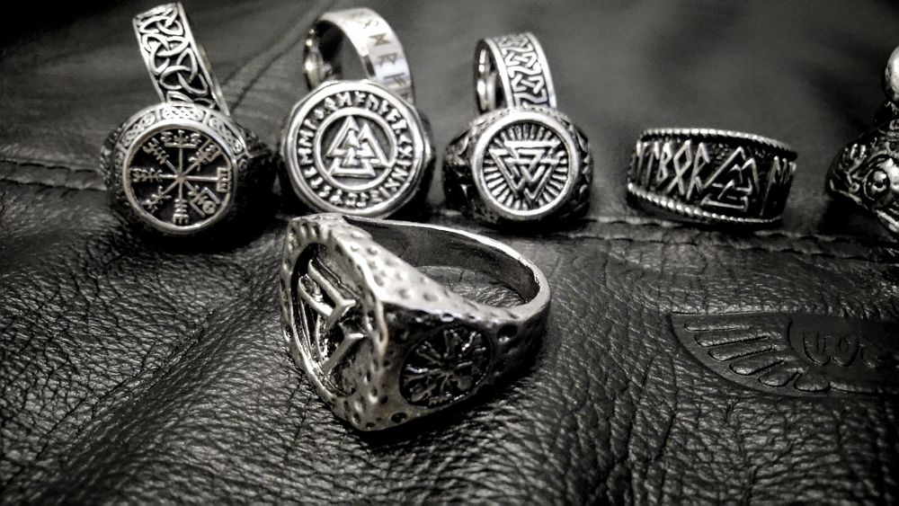 Vegvisir kompas Wikingów sygnet nordycki pierścień Valknut węzeł runy