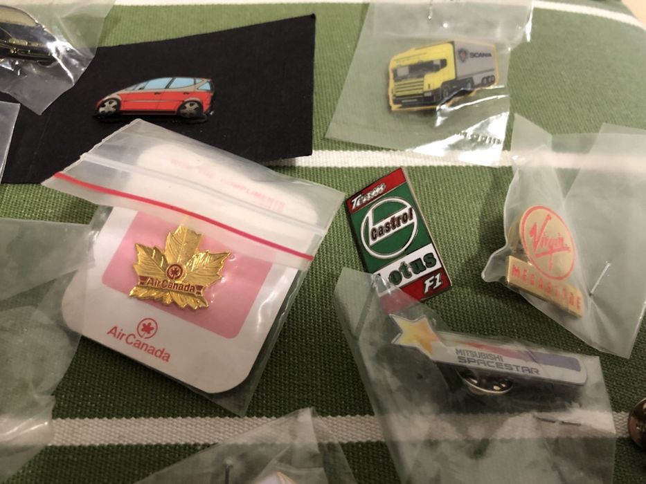 Coleção de pins dos anos 90
