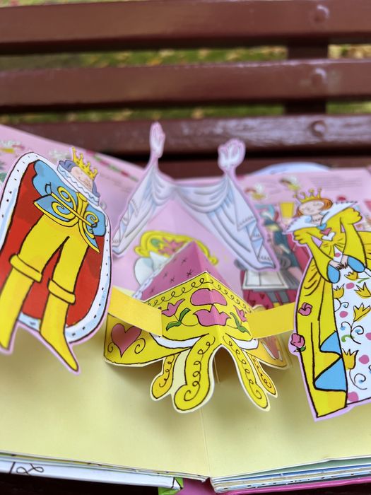 Livro infantil com páginas interativas