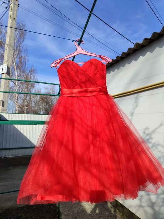 Святкова сукня червоного кольору