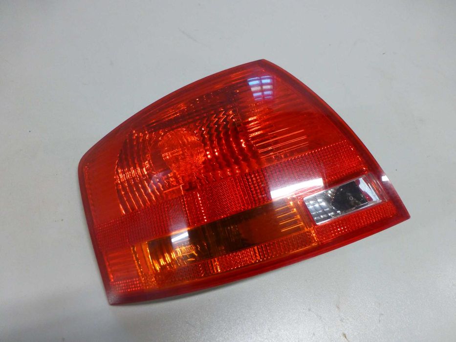 AUDI A4 B7 KOMBI lampa LEWY TYŁ tylna lewa w błotnik 8E9.945095E